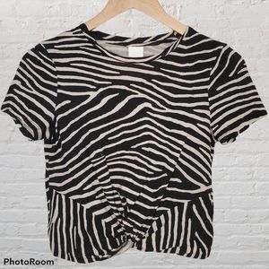 🔥3/$30 H&M Zebra Front Twist T-Shirt
